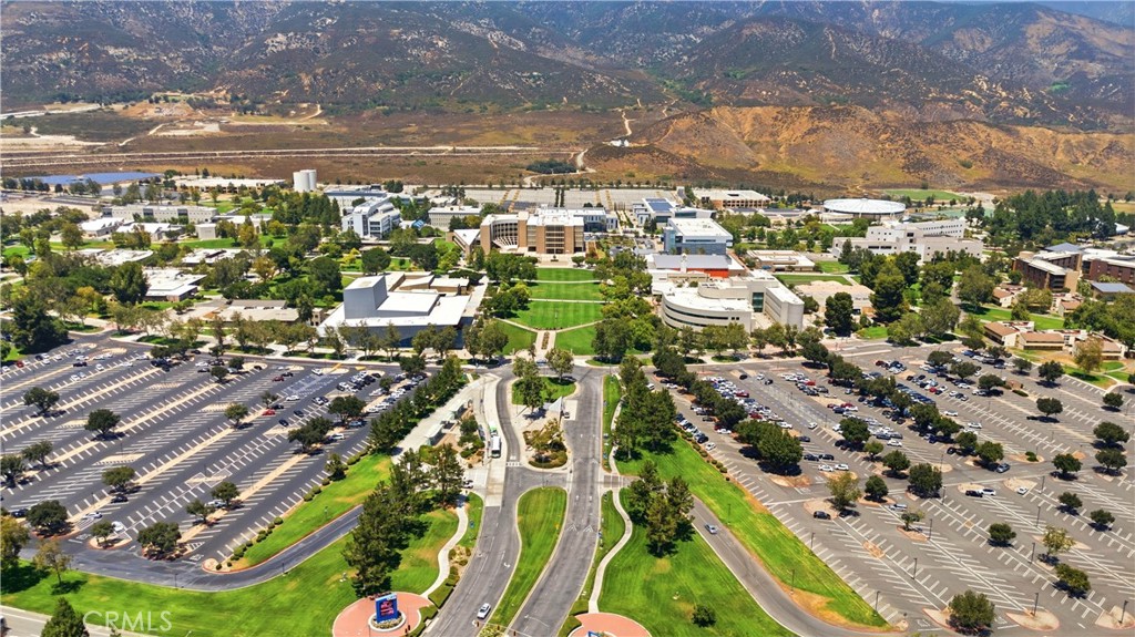 https://media.crmls.org/medias/c4922a8c-77d0-4634-94a6-e03c99ca21f9.jpg?preset=X-Large