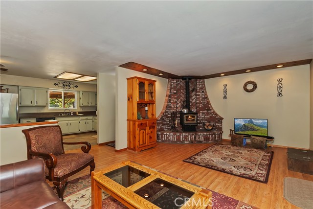 2208 Manzanita Lane, Big Bear City CA: https://media.crmls.org/medias/c495d89b-6fe1-40ef-ae19-0c545f92d851.jpg