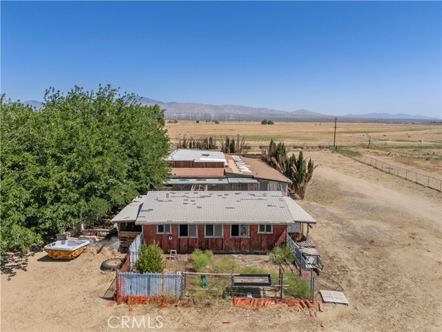 15374 Gaskell Road, Rosamond CA: https://media.crmls.org/medias/c4980482-4835-405d-9350-082f9e3b9b83.jpg