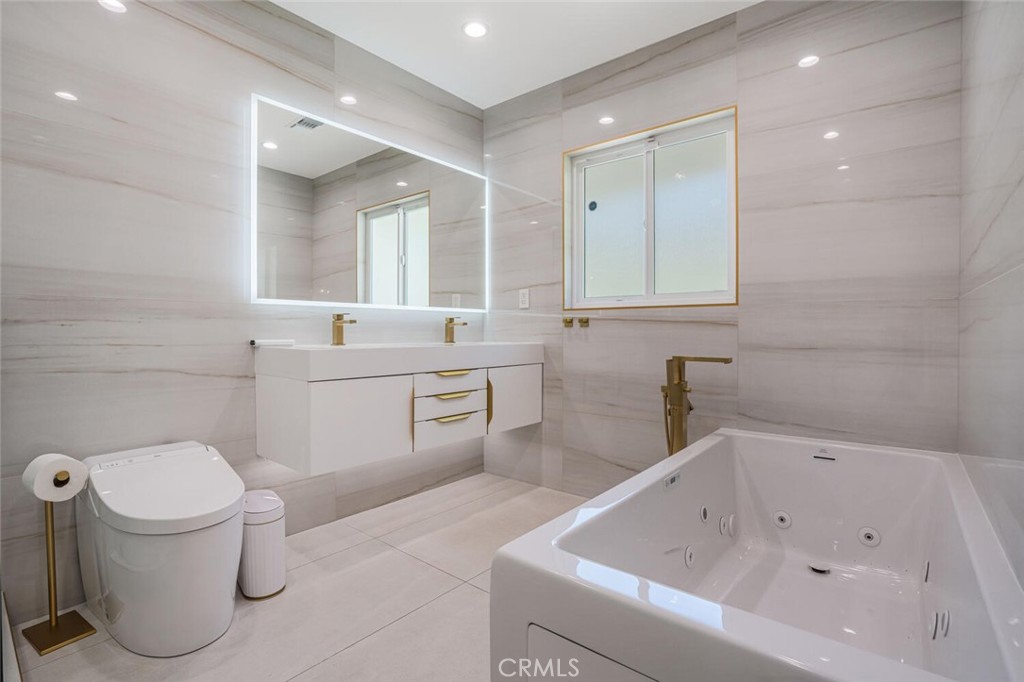https://media.crmls.org/medias/c49a4a74-8030-4a3a-a839-b9df60c006d5.jpg?preset=X-Large