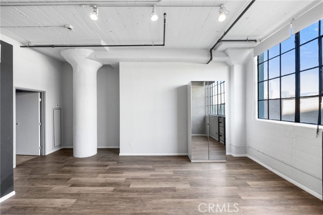 420 S San Pedro Street, Los Angeles CA: https://media.crmls.org/medias/c49c4280-d01e-4d15-8d76-63493394c788.jpg