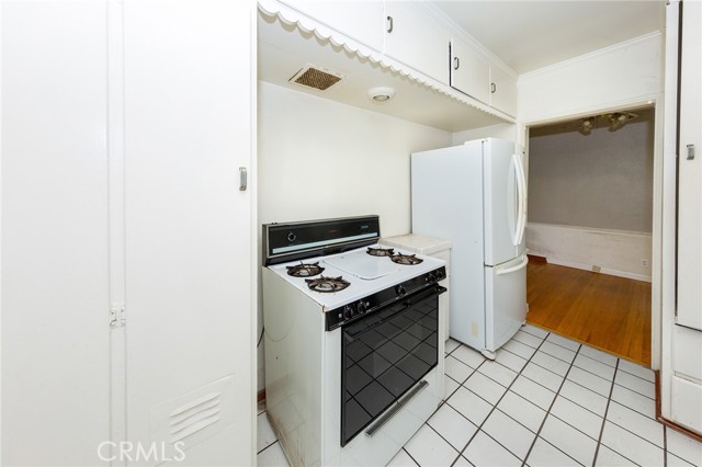 14525 Weddington Street photo 7