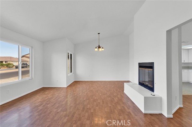 Detail Gallery Image 5 of 44 For 12421 Spring Valley Pkwy, Victorville,  CA 92395 - 4 Beds | 3 Baths