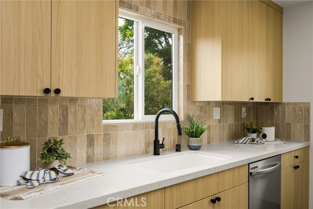 5161 E 27th Street, Long Beach CA: https://media.crmls.org/medias/c4a2198b-c890-42da-bc28-1eefa3966ff6.jpg