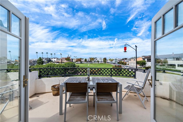 Detail Gallery Image 2 of 26 For 414 .5 Carnation Ave #UPPER,  Corona Del Mar,  CA 92625 - 3 Beds | 3 Baths