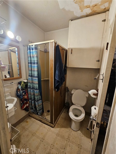 Detail Gallery Image 5 of 13 For 123 Douglas St, Bakersfield,  CA 93308 - 3 Beds | 1 Baths