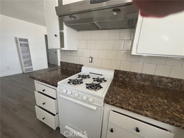 144 W Hillsdale Street, Inglewood CA: https://media.crmls.org/medias/c4a64ba1-630c-415d-972c-2ad7a0dc1c14.jpg
