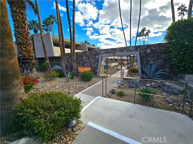 Detail Gallery Image 1 of 38 For 197 W via Lola #17,  Palm Springs,  CA 92262 - 2 Beds | 2 Baths