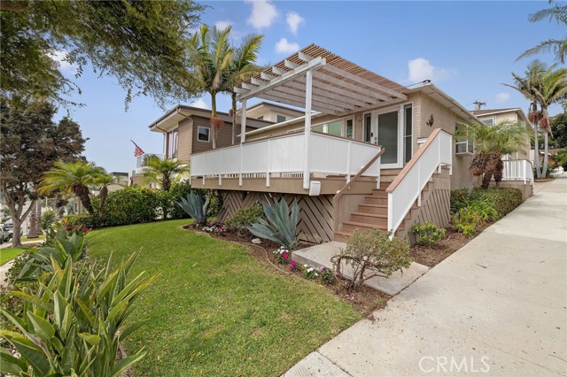 Detail Gallery Image 1 of 37 For 551 Avenue B, Redondo Beach,  CA 90277 - 3 Beds | 2/1 Baths