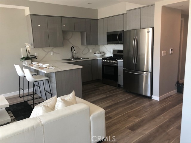 Detail Gallery Image 15 of 18 For 7018 Alabama Ave #202,  Canoga Park,  CA 91303 - 2 Beds | 2 Baths
