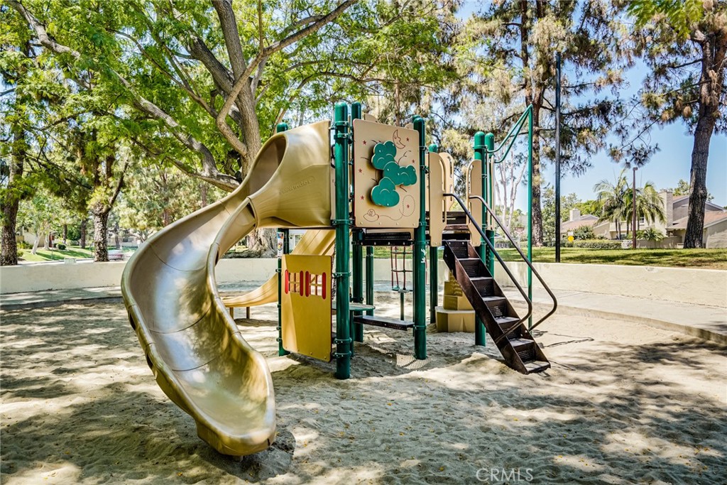 https://media.crmls.org/medias/c4aa3134-bdfa-4e1a-8f08-d82ff0e765ca.jpg?preset=X-Large
