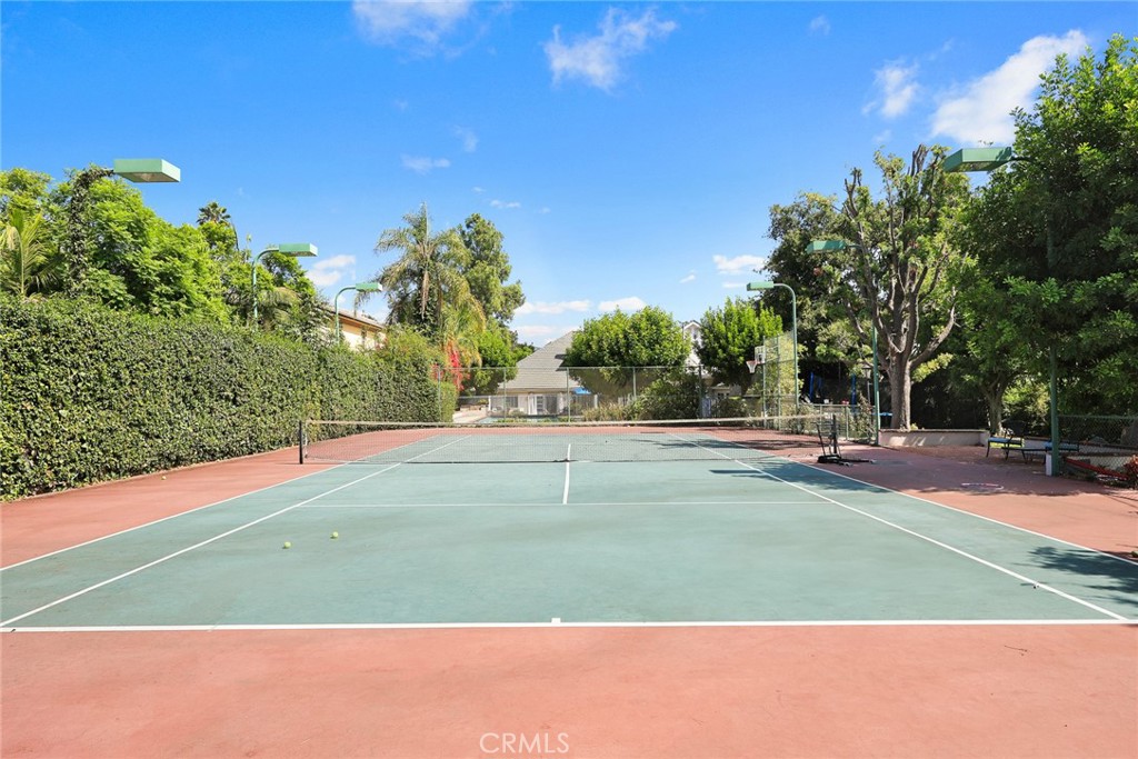 https://media.crmls.org/medias/c4abc568-1c16-4664-b662-316b44ace049.jpg?preset=X-Large