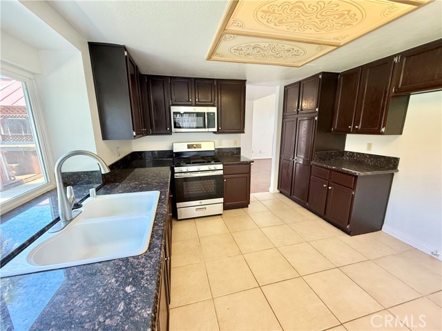Detail Gallery Image 3 of 5 For 37838 Spyglass Cir, Murrieta,  CA 92563 - 4 Beds | 2/1 Baths