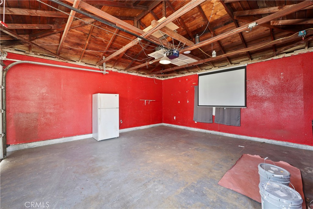 https://media.crmls.org/medias/c4b05095-8dca-43a7-9e95-d713a992bb44.jpg?preset=X-Large