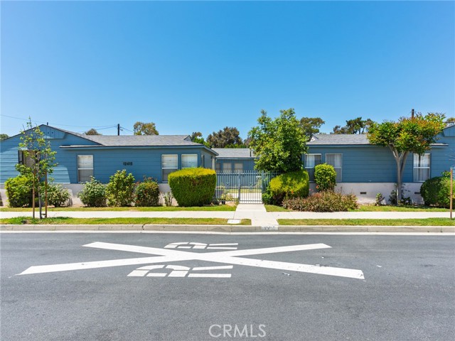12415 Cedar Avenue, Hawthorne CA: https://media.crmls.org/medias/c4b5acf0-df08-4743-bcbc-4b2fcdb2444d.jpg