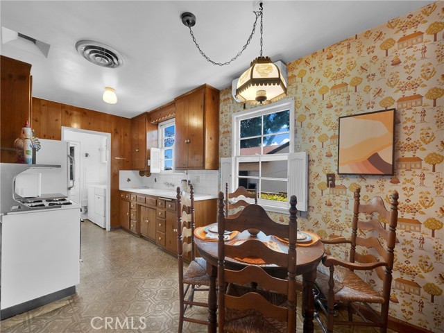 Detail Gallery Image 11 of 32 For 9952 Noble Ave, –,  CA 91345 - 4 Beds | 2 Baths