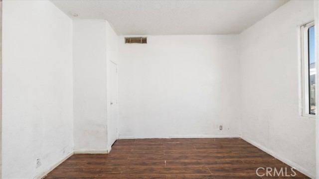 533 E Fredricks Street, Barstow CA: https://media.crmls.org/medias/c4b8d158-dde6-490e-a6b6-6d476eab525d.jpg
