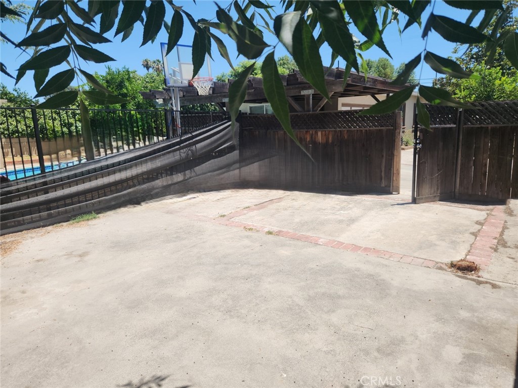 https://media.crmls.org/medias/c4ba785f-1cb1-47f1-b5f9-00360c7be295.jpg?preset=X-Large