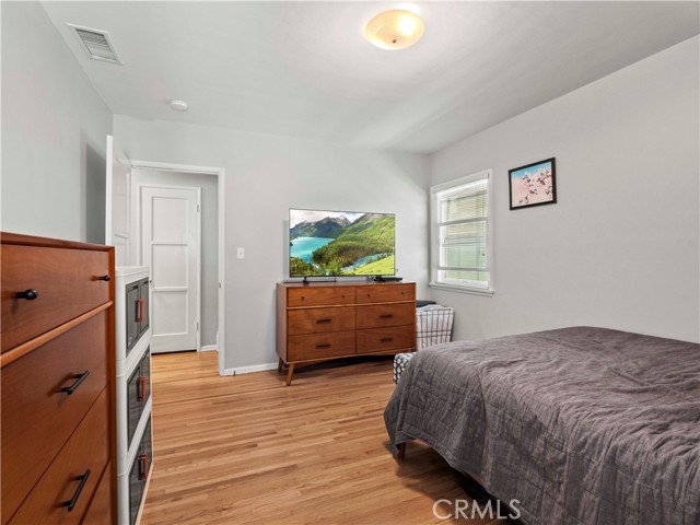 1511 N Maple Street, Burbank CA: https://media.crmls.org/medias/c4bac930-f919-426c-87b0-66a9ee72ae93.jpg