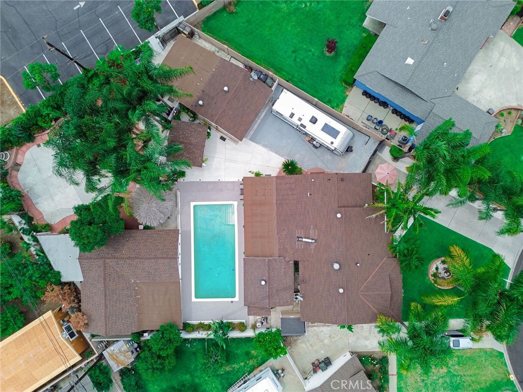 https://media.crmls.org/medias/c4bcf090-fca5-4565-8c12-a773c9b8510f.jpg?preset=X-Large