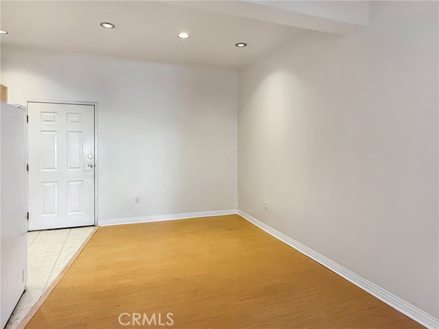 50 W Mountain Street, Pasadena CA: https://media.crmls.org/medias/c4bcf799-c8db-43eb-a78a-c9f3fa2b1e96.jpg
