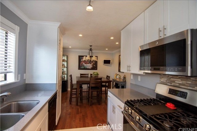 Detail Gallery Image 5 of 30 For 6912 Remmet Ave #5,  Canoga Park,  CA 91303 - 2 Beds | 2/1 Baths