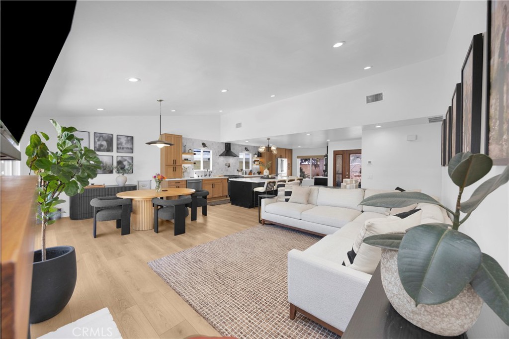 https://media.crmls.org/medias/c4be0aa3-f87f-40e8-99d7-1d8154cf5226.jpg?preset=X-Large