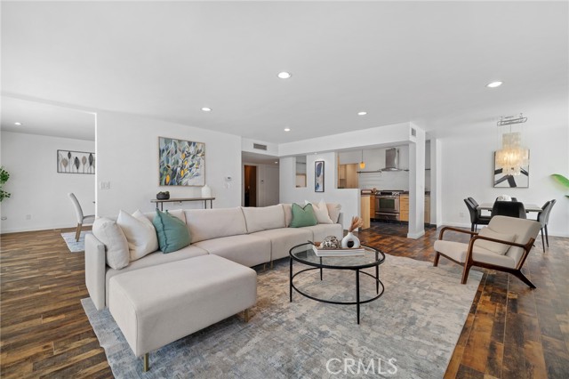 Detail Gallery Image 8 of 42 For 5339 Newcastle Ave #112,  Encino,  CA 91316 - 3 Beds | 2 Baths