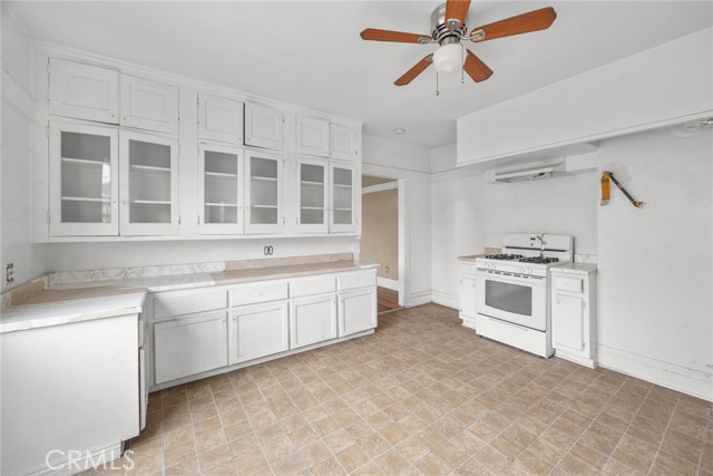 1631 W 11th Place, Los Angeles CA: https://media.crmls.org/medias/c4c0c447-3613-4d2b-a3c4-69cdf26e1adc.jpg