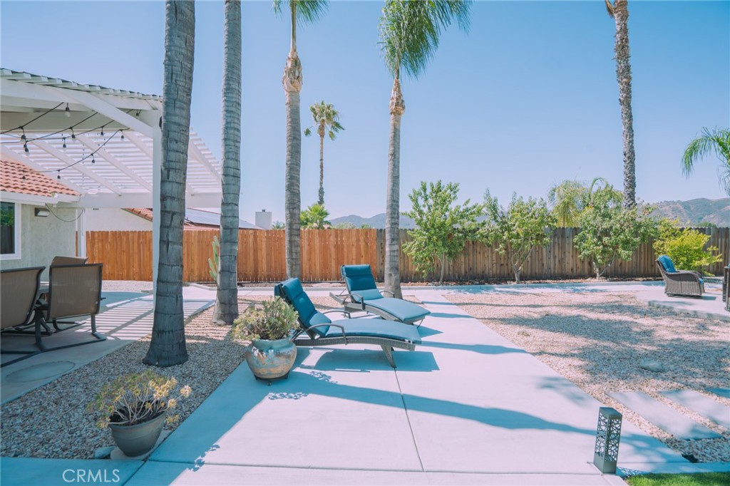 https://media.crmls.org/medias/c4c1d853-e8ec-40f3-b474-2756d6c9bd20.jpg?preset=X-Large