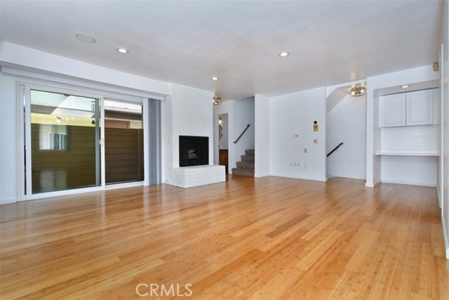 Detail Gallery Image 6 of 32 For 7240 Shirley #101,  Reseda,  CA 91335 - 3 Beds | 3 Baths