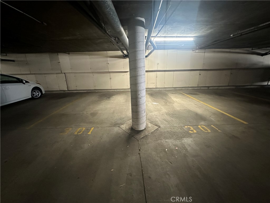https://media.crmls.org/medias/c4c35e36-8c17-4a0e-afb6-38b528bf483a.jpg?preset=X-Large