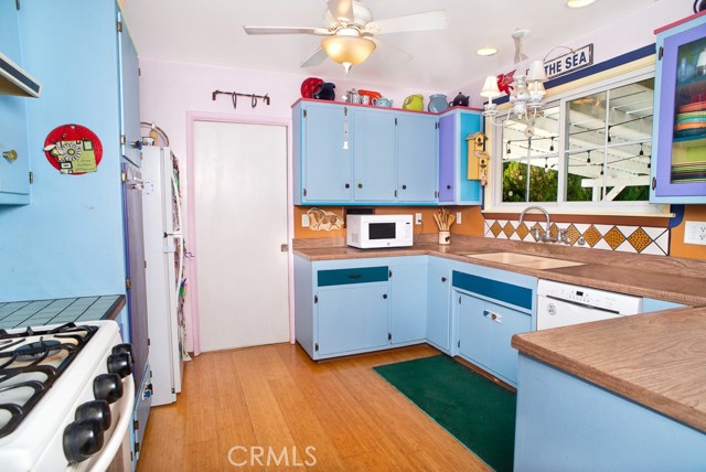 17142 Tuba Street, Northridge CA: https://media.crmls.org/medias/c4c520fc-329c-41c5-b980-5f6a24baf45f.jpg