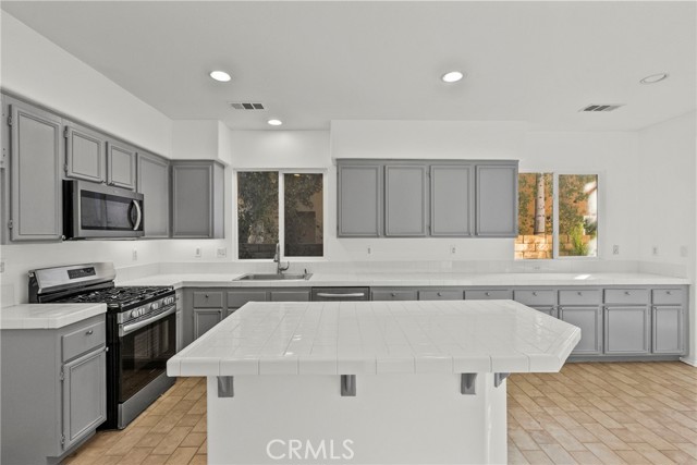 Detail Gallery Image 13 of 43 For 19914 via Joyce Dr, Saugus,  CA 91350 - 3 Beds | 2 Baths