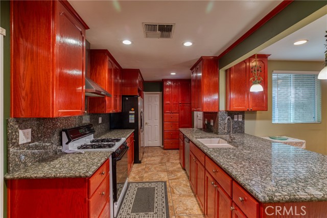 Detail Gallery Image 7 of 40 For 10049 Langdon, –,  CA 91345 - 3 Beds | 3 Baths