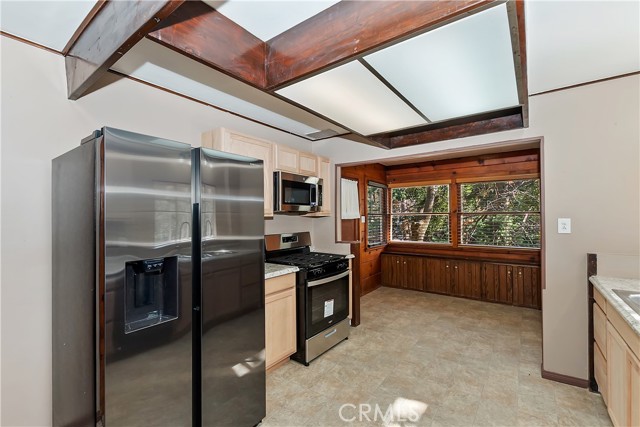 Detail Gallery Image 15 of 47 For 617 Acacia, Crestline,  CA 92325 - 5 Beds | 3 Baths