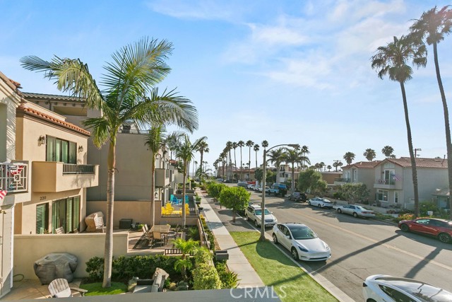 224 13th Street, Huntington Beach CA: https://media.crmls.org/medias/c4c8115d-e396-46fd-b2ba-b20cf1245760.jpg