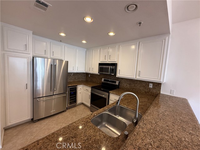 Detail Gallery Image 2 of 10 For 210 Lille Ln #301,  Newport Beach,  CA 92663 - 2 Beds | 2 Baths