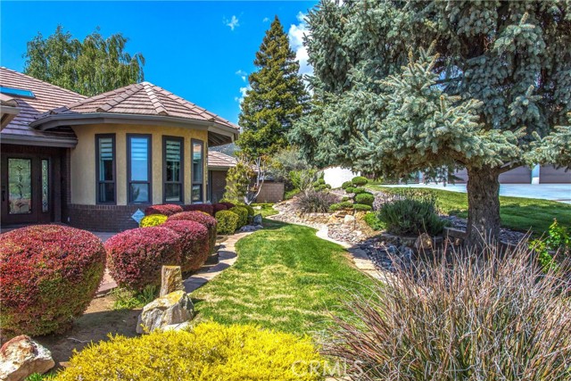 13046 Oak Crest Drive, Yucaipa CA: https://media.crmls.org/medias/c4ccfa2c-4226-4ed0-a2d3-929e19a43d6d.jpg