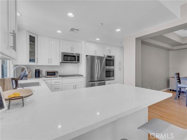 5637 Como Circle, Woodland Hills CA: https://media.crmls.org/medias/c4ce1237-d84e-4ec8-b518-3d88bf2f5261.jpg