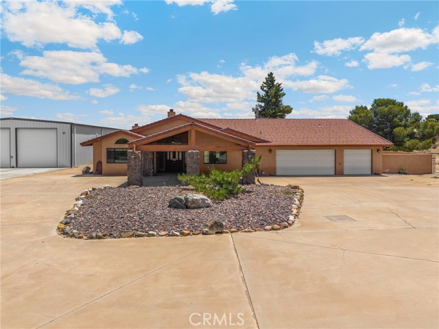 11915 Redwood Avenue, Hesperia CA: https://media.crmls.org/medias/c4ce5a29-f79c-44b1-9d18-ab50e0e880b3.jpg