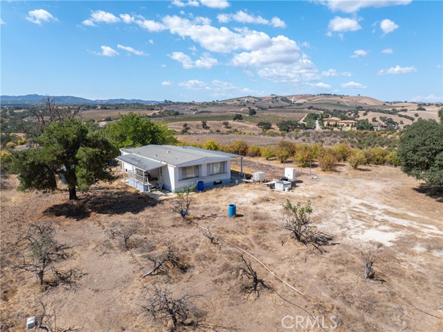 27 Wellsona Road, Paso Robles CA: https://media.crmls.org/medias/c4ce8552-2eb3-4d8a-99cb-cb616e55b909.jpg