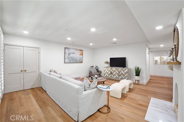 Detail Gallery Image 6 of 31 For 575 S Barrington Ave #109,  Los Angeles,  CA 90049 - 3 Beds | 2/1 Baths