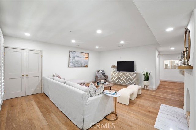 Detail Gallery Image 6 of 31 For 575 S Barrington Ave #109,  Los Angeles,  CA 90049 - 3 Beds | 2/1 Baths