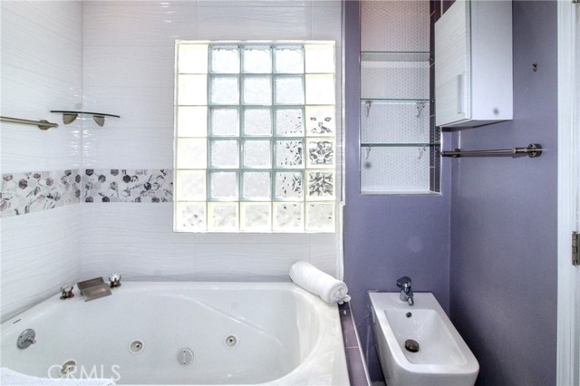 207 Santa Ana Avenue, Long Beach CA: https://media.crmls.org/medias/c4cf6dd9-4454-43fd-8e3c-204c305a48d0.jpg