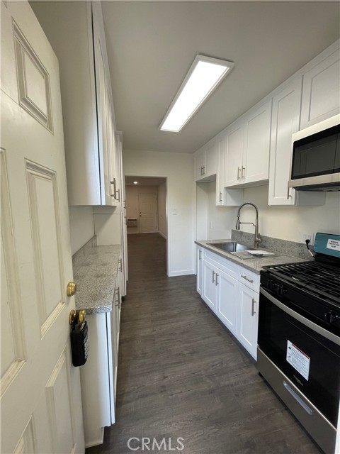 Detail Gallery Image 8 of 8 For 1349 Altadena Dr #B,  Pasadena,  CA 91107 - 1 Beds | 1 Baths