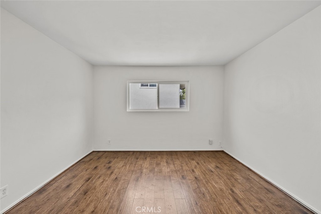 https://media.crmls.org/medias/c4d5f439-951c-43cd-948d-52b97eab5e24.jpg?preset=X-Large