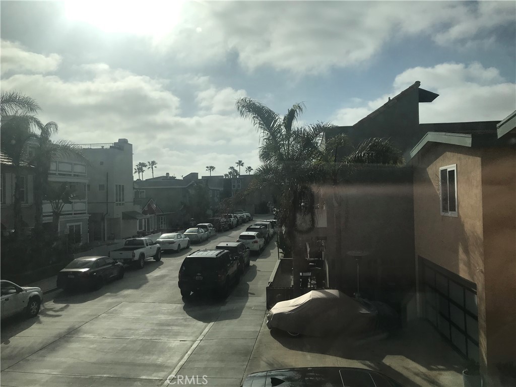 https://media.crmls.org/medias/c4d873f6-2257-447e-a2ca-c4ee18a5bd3a.jpg?preset=X-Large