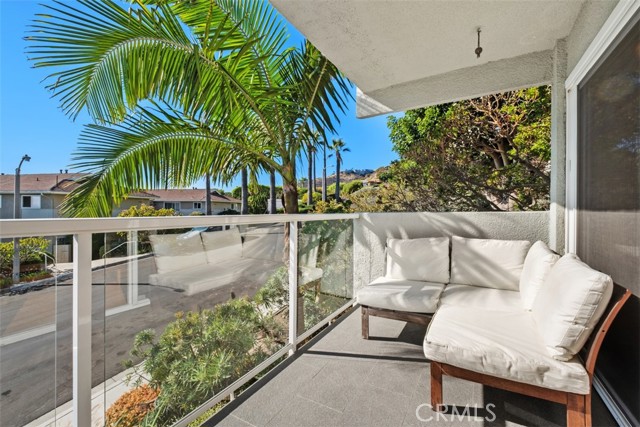 21703 Ocean Vista Dr 201A, Laguna Beach CA: https://media.crmls.org/medias/c4d9b51d-e3c4-452a-bf6b-83acc94e2ffc.jpg