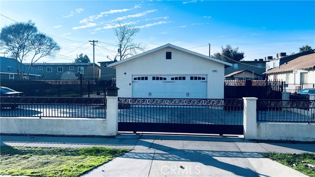 Detail Gallery Image 2 of 9 For 430 S Backer Ave, Fresno,  CA 93702 - 5 Beds | 2 Baths